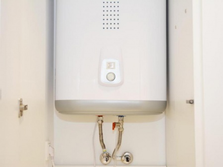 Chauffe-eau &eacute;lectrique ou gaz, comment choisir pour sa maison ?